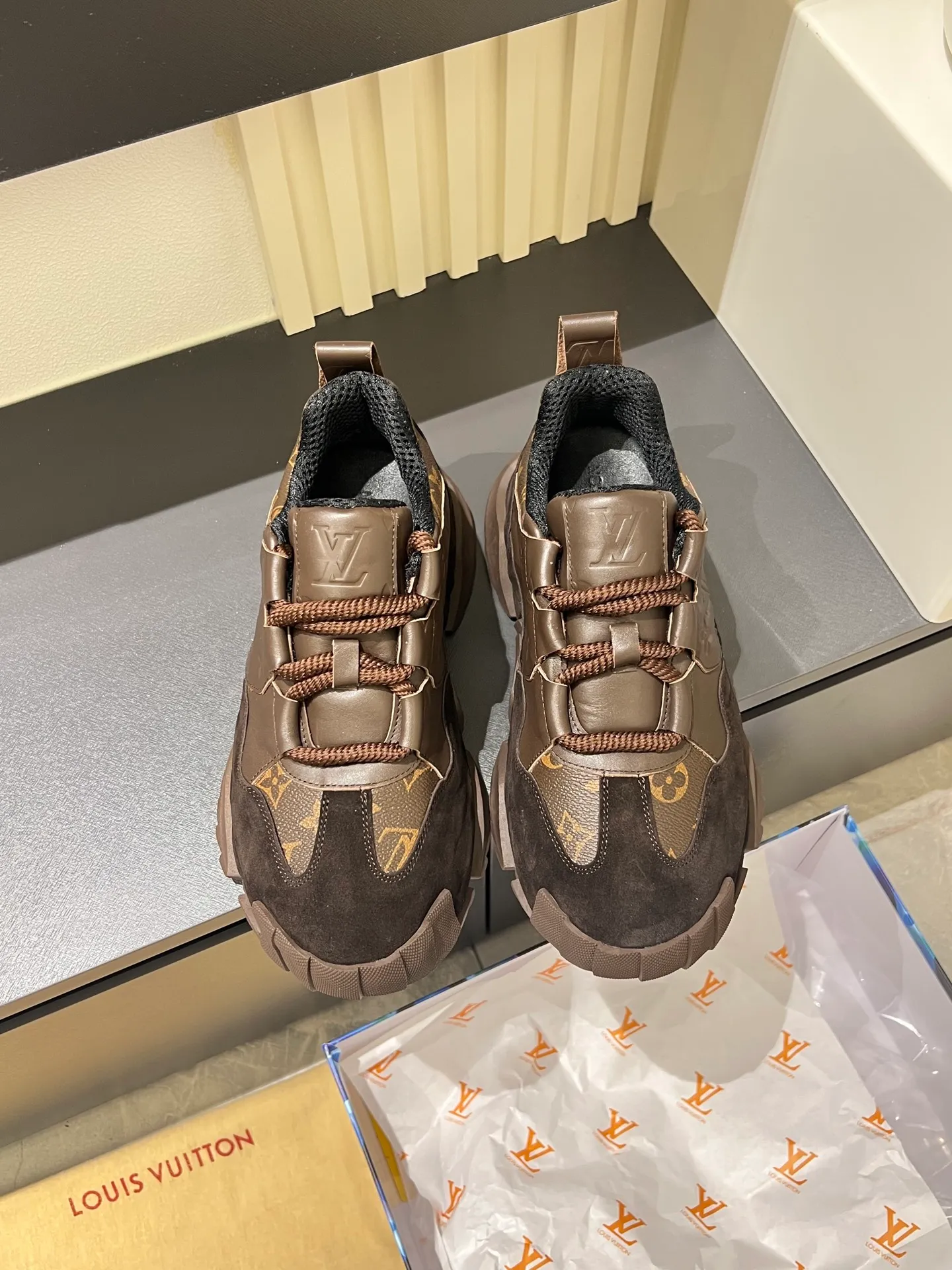 p600 "LOUI* VUITTO*" popular men's casual shoes, genuine development in Italy 💯Purchasing level quality ✔️The upper is made of first-layer cowhide, comfortable and soft sheepskin feet ⚡️ Fashionable and versatile, the toe last shape is firm and full, the soles are made from original LV molds and can be freely entered and exited the counter. Light and comfortable on the feet~Purely handmade, details determine quality! Size:39-44!